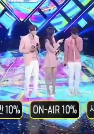 مستخدمو الإنترنت يضحكون على خطأ جيهون عضو تريجر الظريف خلال تقديمه لـ