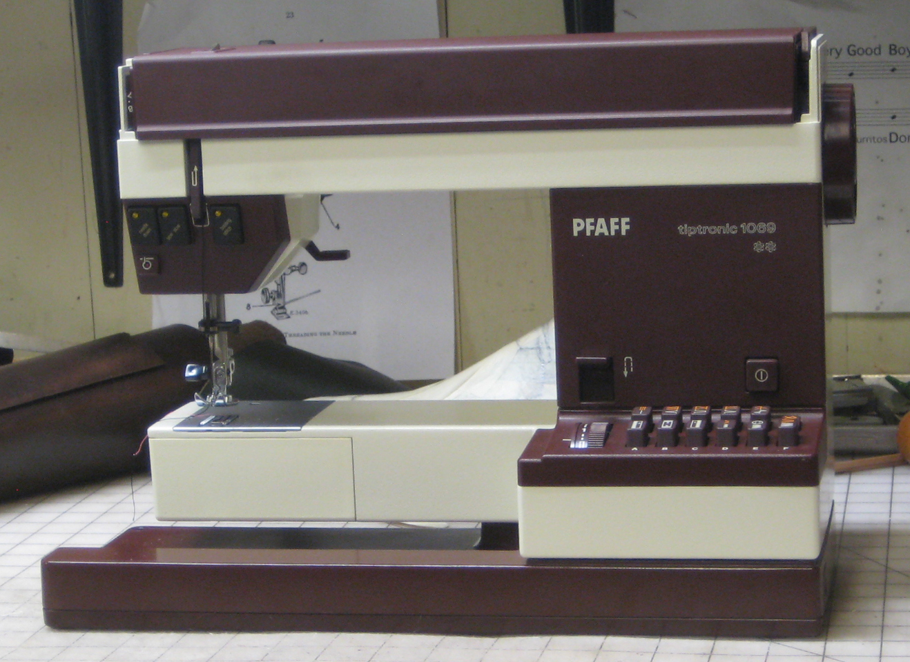 MI Vintage Sewing Machines Pfaff Tiptronic 1069 (1980's)