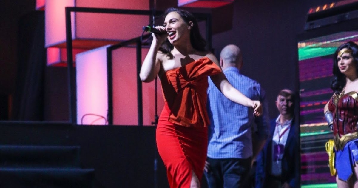 Gal Gadot Clicks “Wonder Woman” Panel at Argentina Comic Con in Buenos