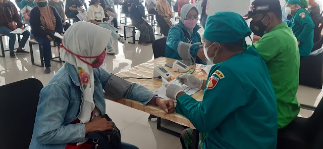 Kodim 0726/Sukoharjo Gelar serbuan vaksinasi TNI-Polri Dosis ke 2 di Sentra Niaga Solobaru