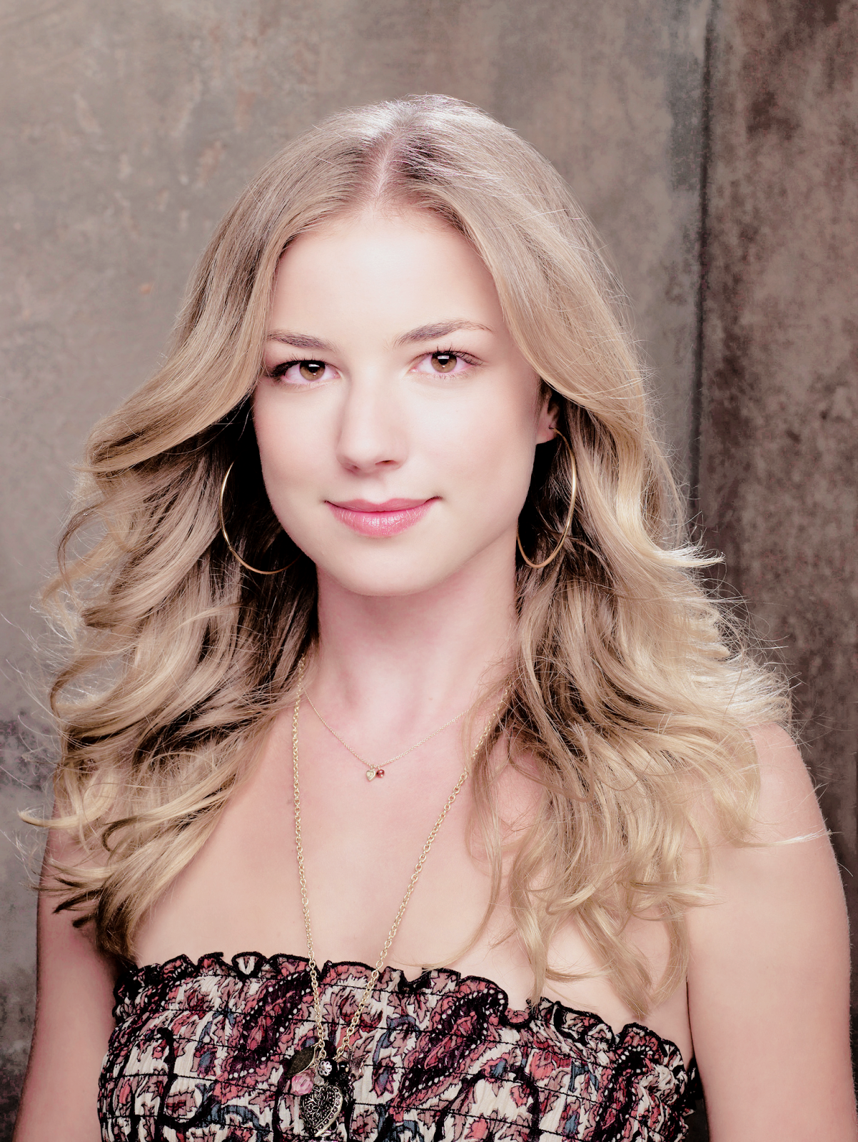 Emily VanCamp Brothers and Sisters Season 2 Promotional photo