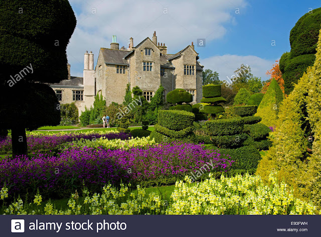 gardens-at-levens-hall-cumbria-england-uk-E93FWH.jpg