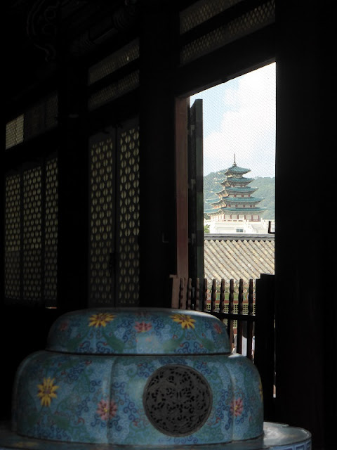 Vista de la Pagoda del Museo de Tradiciones de Seul desde Geunjeongjeon Hall Vista de la Pagoda del Museo de Tradiciones de Seul desde Geunjeongjeon Hall
