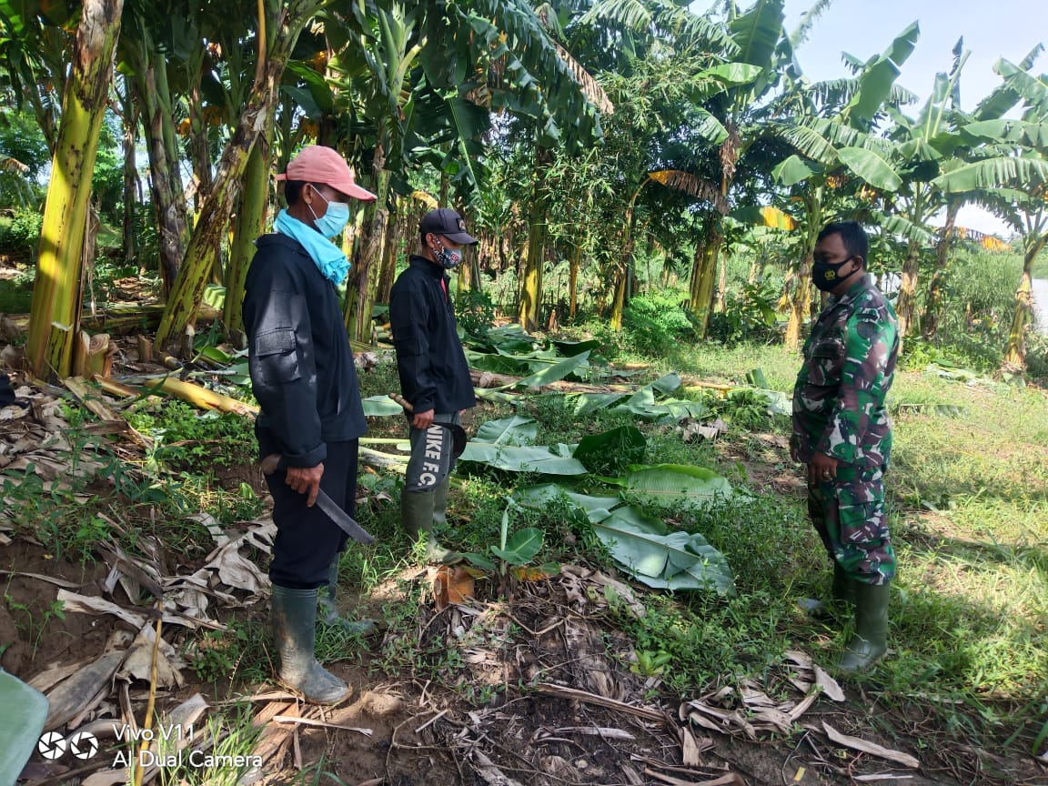 Menjaga Kebersihan Sungai Citarum, Subsektor 05 Sektor 20 CH Bersihkan Bantaran dan Tanggul