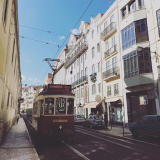 bonde passando pelas ruas de Lisboa