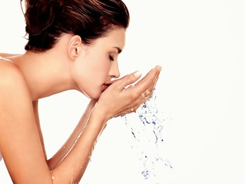 Rajin membersihkan wajah dengan air bersih