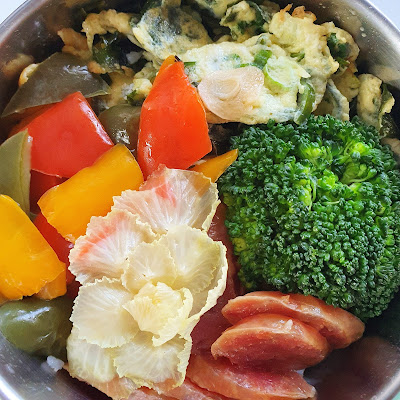 今日午餐：青花菜、水果椒、香腸、海帶炒蛋、高麗菜，2021.01.21