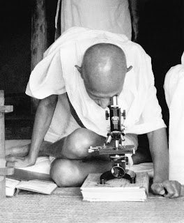 Gandhi cüzzam üzerinde çalışırken (1940)
