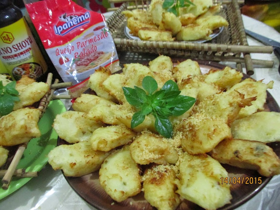 BOLINHOS DE BACALHAU COM MASSA DE MACAXEIRA CREMOSA