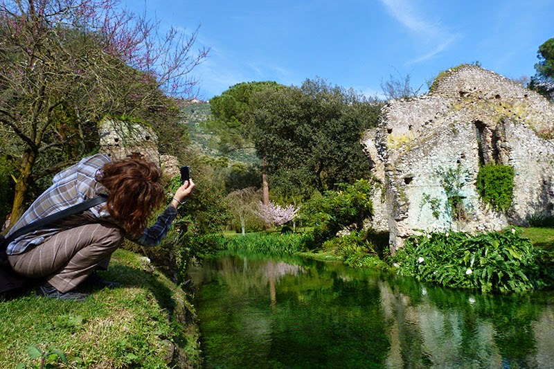 Eu, fotografando como louca no Jardim de Ninfa