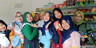 Warga Lombok Antusias Berbelanja di Warung Wakaf