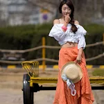 Park Hyun Sun – Orange Skirt Foto 4