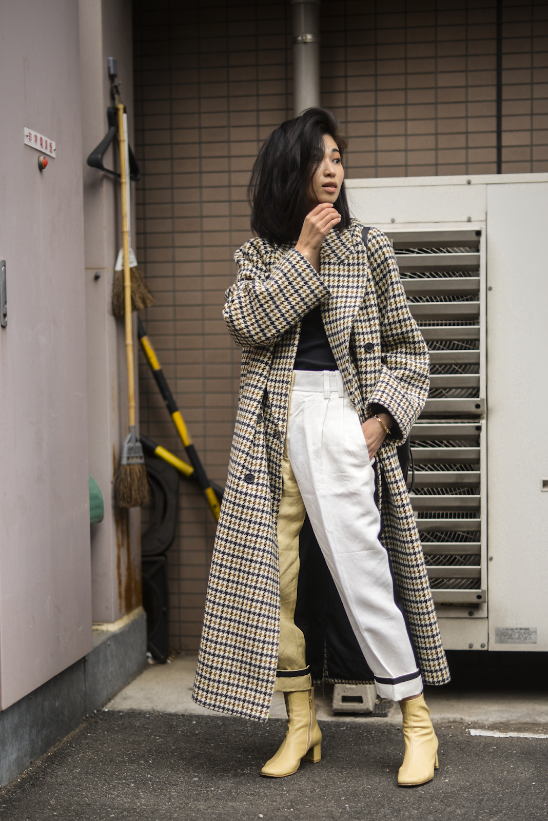 Houndstooth oversized coat, long coat outfit ideas, white black and beige winter outfit ideas, styling color-block pants, sofia by far boots - FOREVERVANNY.com