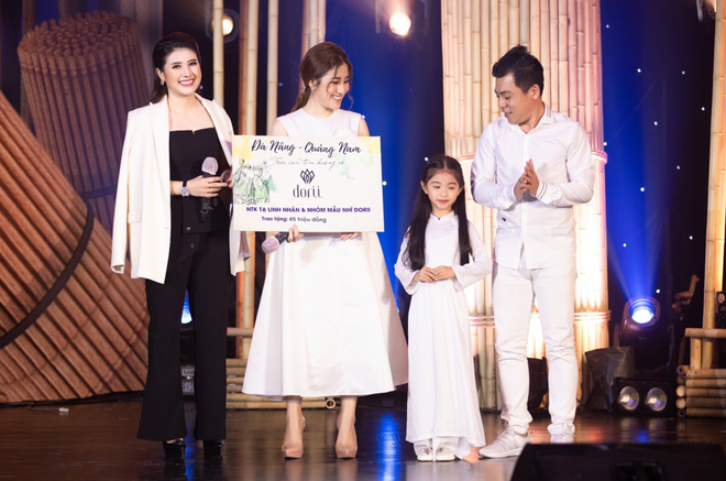 Đêm nhạc của đạo diễn Hoàng Nhật Nam quy tụ 60 nghệ sĩ, quyên góp 6 tỷ Đêm nhạc của đạo diễn Hoàng Nhật Nam quy tụ 60 nghệ sĩ, quyên góp 6 tỷ