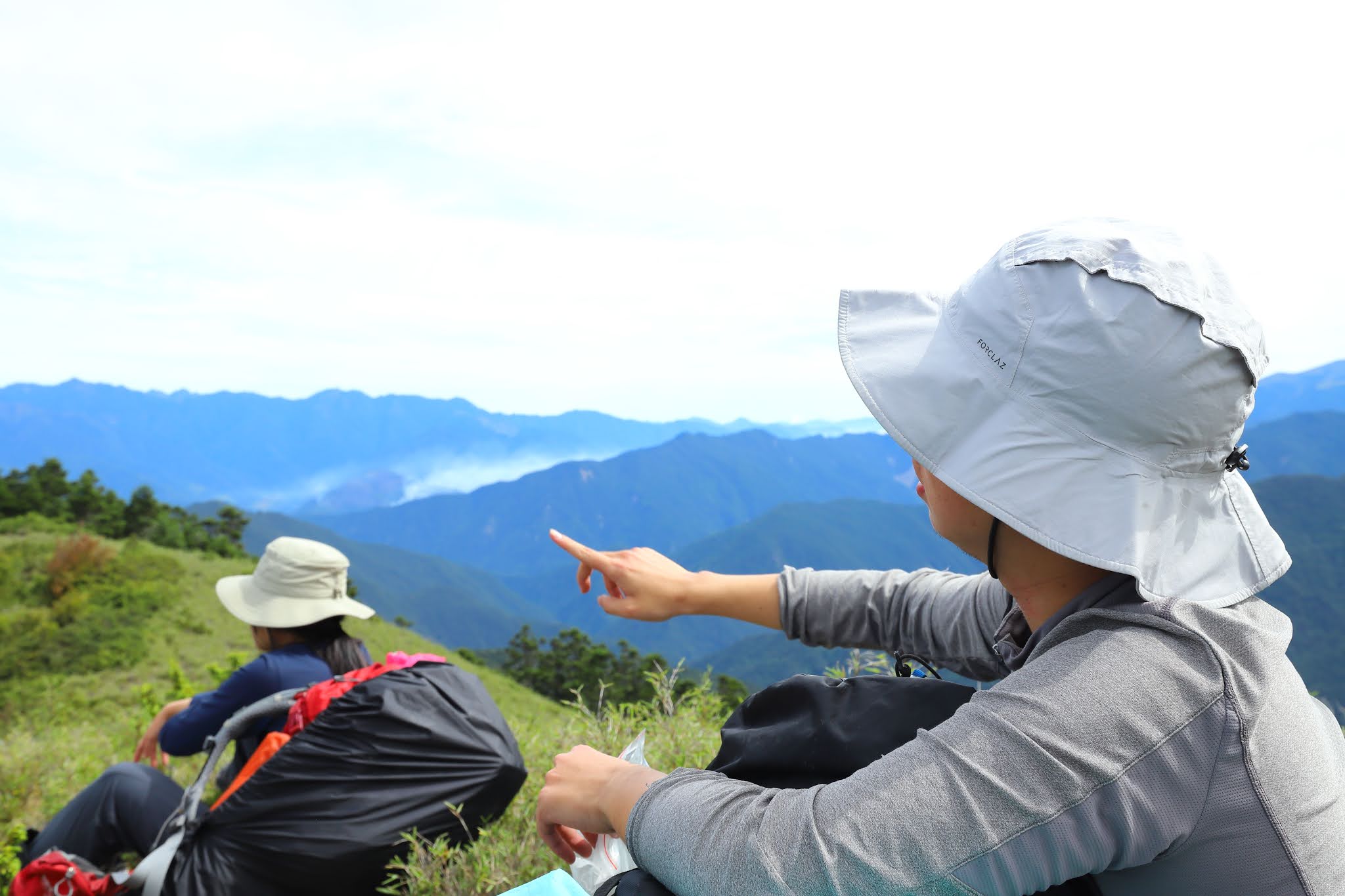 遠眺雪山山脈的登山者