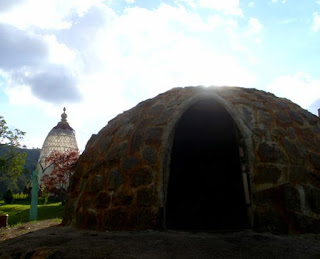 Eco Aldea situada a 25 km de la ciudad de Medellín en las verdes montañas del Oriente Antioqueño. Cuenta con un excelente ambiente campestre en sintonía con la naturaleza. Un espacio ideal para retiros de Yoga, voluntariados y turismo ecológico.