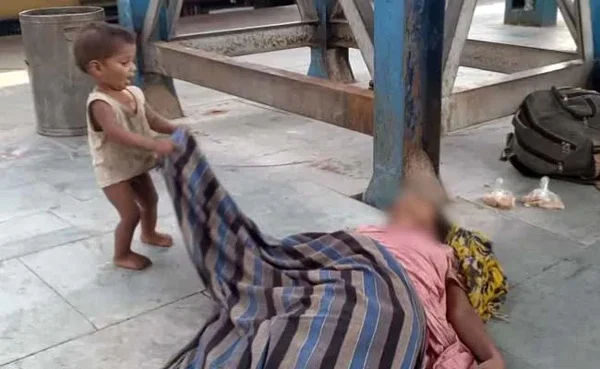 Baby Tries To Wake Dead Mother At Bihar Station In Endless Migrant Crisis, News, Local-News, Dead, Woman, Child, Food, Drinking Water, Railway, National