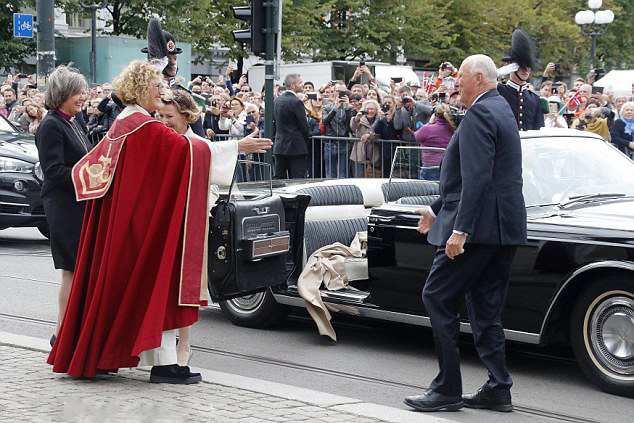 CASA REAL DE NORUEGA - Página 13 4F802C7400000578-6111271-King_Harald_and_Queen_Sonja_is_welcomed_by_the_members_of_the_cl-a-58_1535569137414