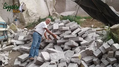 Bizzarri fazendo o que gosta, garimpando pedras, sendo vários tipos de pedra com várias cores de pedra. Na foto as pedras folhetas com pedra paralelepípedo. Gosto de escolher para fazer as construções com pedras, escadas de pedra, caminhos de pedra, muro de pedra e revestimentos de pedra. Gosto de escolher as pedras e já imagino ela em cada trabalho com pedra que vou fazendo.