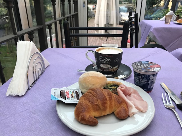 ミラノのホテルで中庭を見ながら食べたビュッフェスタイルの朝食