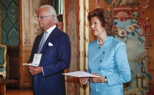 King Carl Gustaf and Queen Silvia presented the Prince Eugene Medals. The Queen wore a blue blazer skirt suit