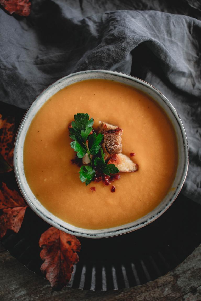 Kürbis - Pastinaken - Suppe mit Speck - Croutons - Julia Bakes!