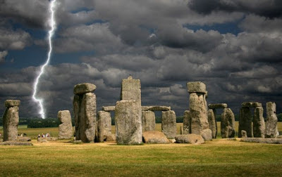 Мълния изпепелява хора край Стоунхендж Stonehengelightning