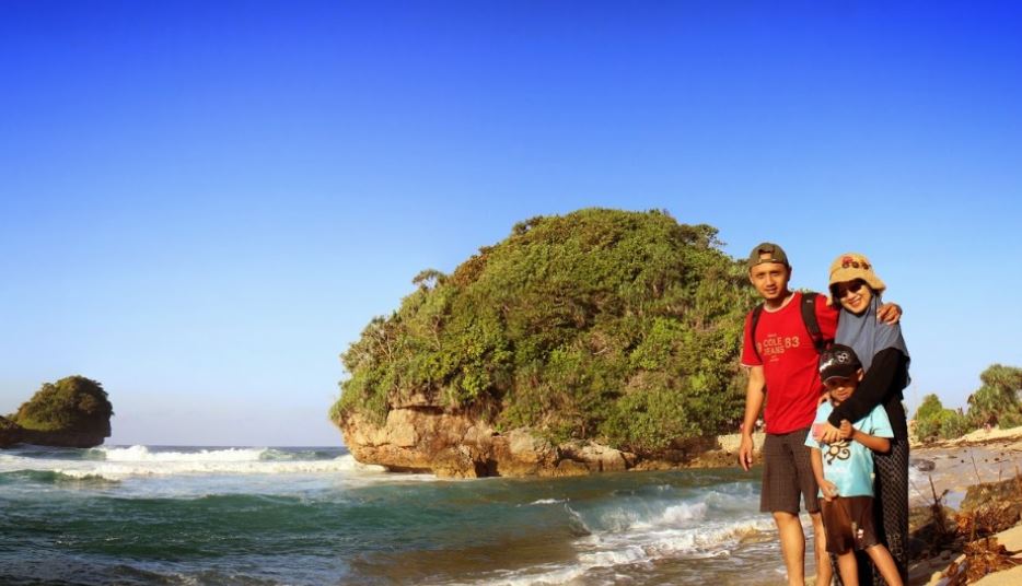Pesona Pantai Goa Cina Malang & Tiket Masuk 2020 - WAKTUBACA