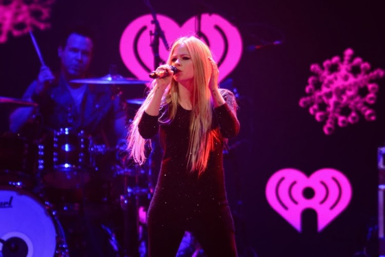 Avril Lavigne at 103.5 Kiss FM Jingle Ball in Chicago PhotoPictures
