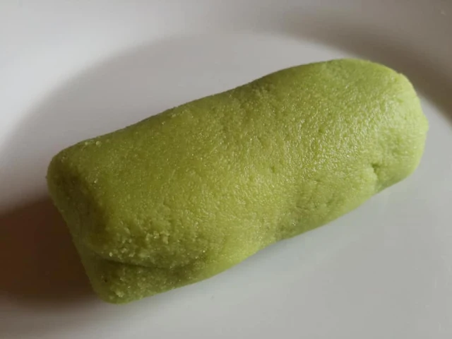 Panetto formato pasta di mandorla e zucchero a velo