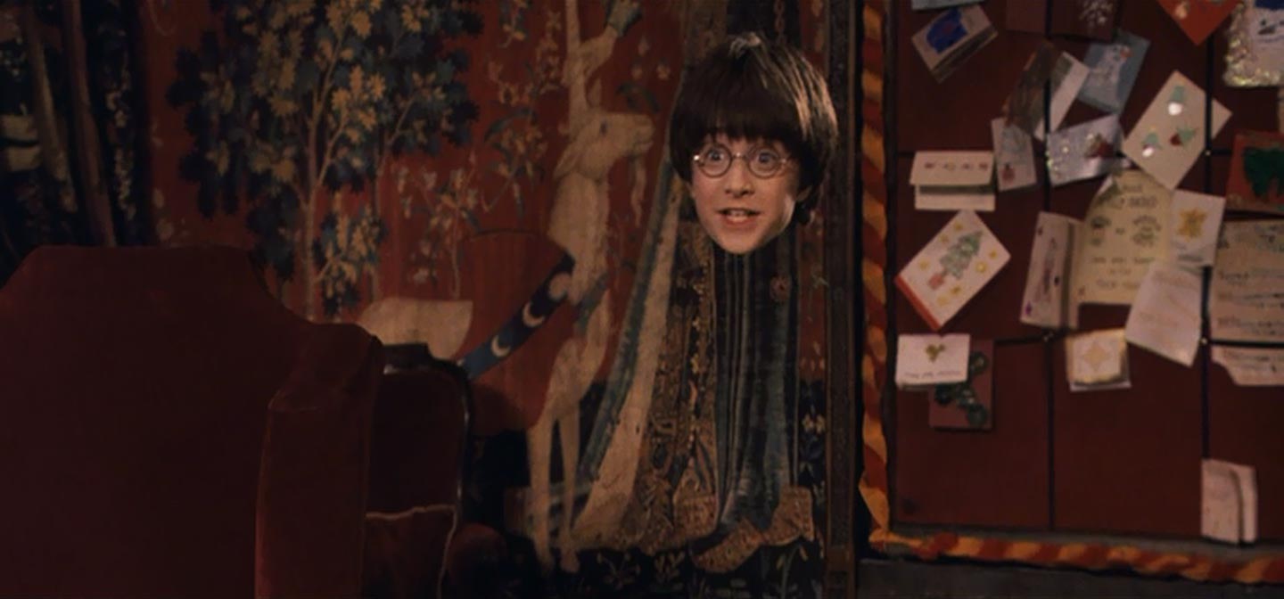 гарри в мантии невидимке. откуда мантия невидимка у джеймса. плащ невидимка гарри поттер. гарри поттер и дары смерти мантия невидимка. Harry potter мантия невидимка.