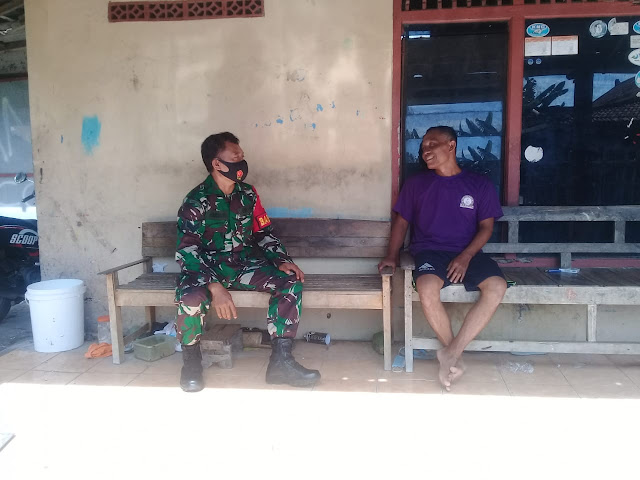 Babinsa Ajak Warga Jaga Kebersihan Lingkungan