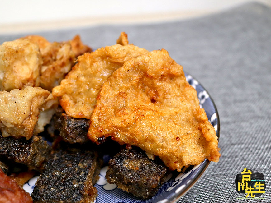 台南炸雞/懶得賺錢只賣週六日/一大早就營業飄香20多年/限量供應一起鍋就秒殺/晚來只能吃屑屑/老闆忙到手都沒停過