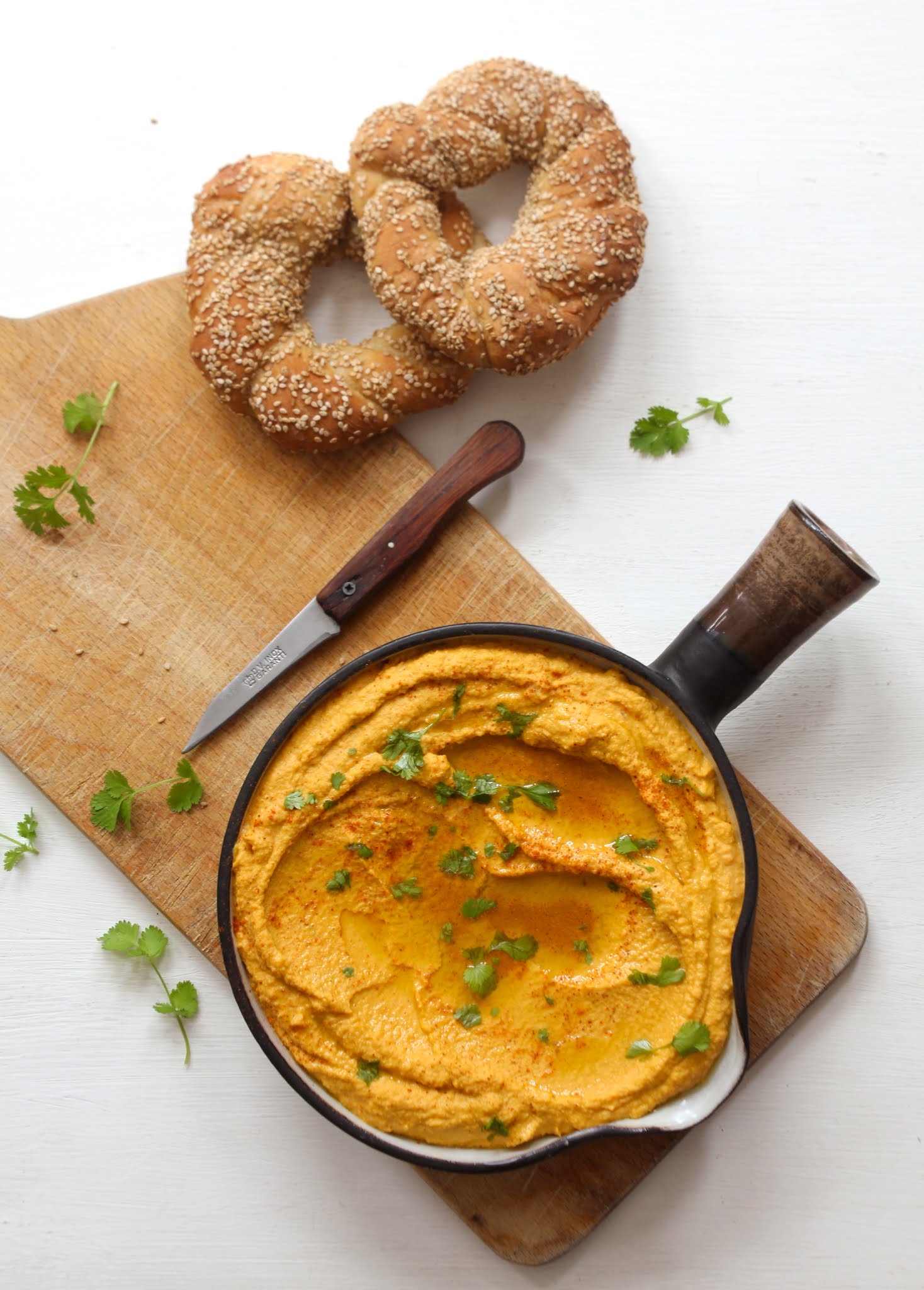 Hummus with spicy roasted carrots // Houmous aux carottes rôties