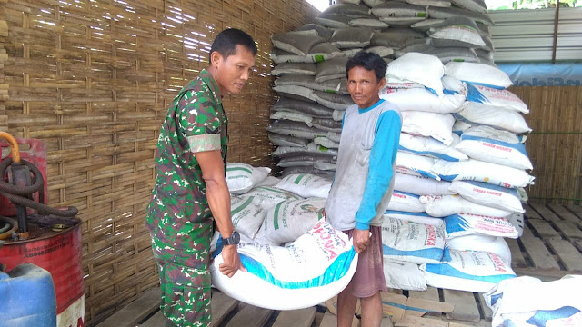 Cegah Terjadinya Kelangkaan Pupuk, Babinsa Bandung Cek Langsung Ke Distributor Cegah Terjadinya Kelangkaan Pupuk, Babinsa Bandung Cek Langsung Ke Distributor