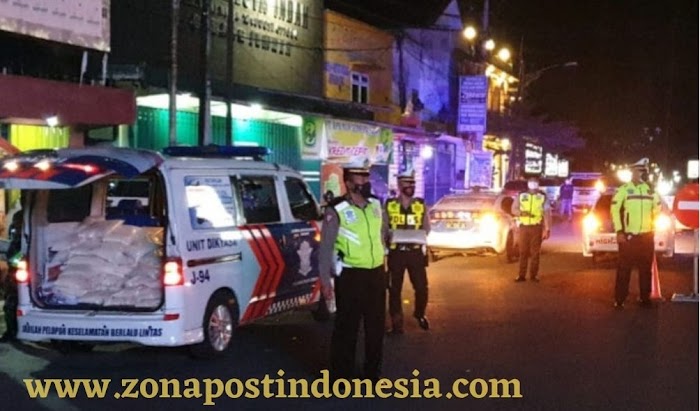 Minta Warga Patuh Aturan PPKM, Mobil Operasional Polisi Keliling Angkut Sembako
