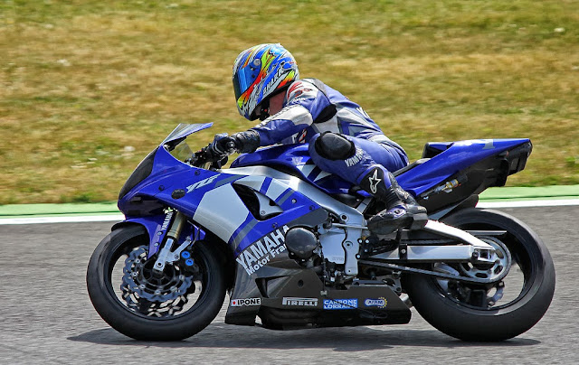 See Best Style: Yamaha R1 2001