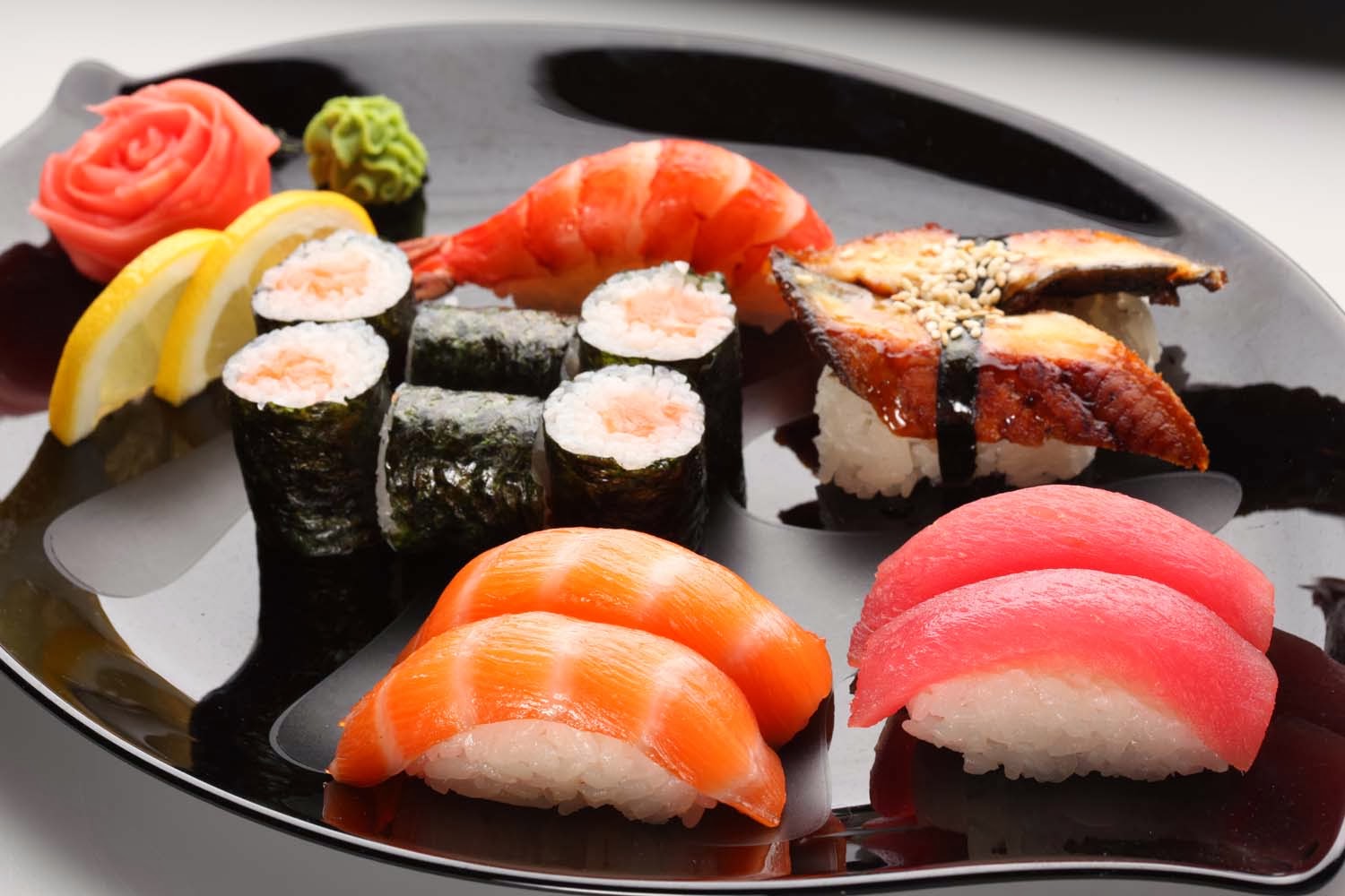 Лучшая японская кухня. Суши и роллы. Японская кухня. Японские суши и роллы. Японская еда суши.