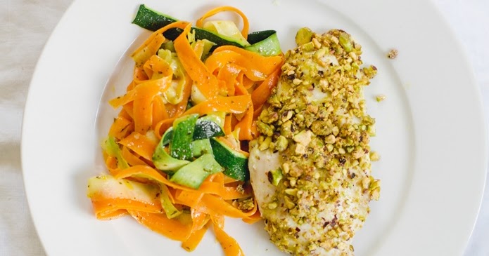 SaskiarundumdieUhr: Möhren Zucchini Bandnudeln mit Pistazien Hähnchen