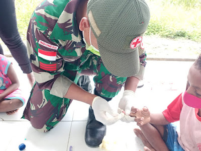 Satgas Yonif MR 413 Bersama Puskesmas Skouw Wujudkan Warga Papua Bebas Kaki Gajah