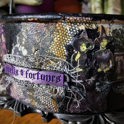 Sara Emily Barker sarascloset https://sarascloset1.blogspot.com/2018/10/a-tiny-witching-cauldron.html Altered Cauldron with Tim Holtz Sizzix Alterations, Distress and Ideaology 4