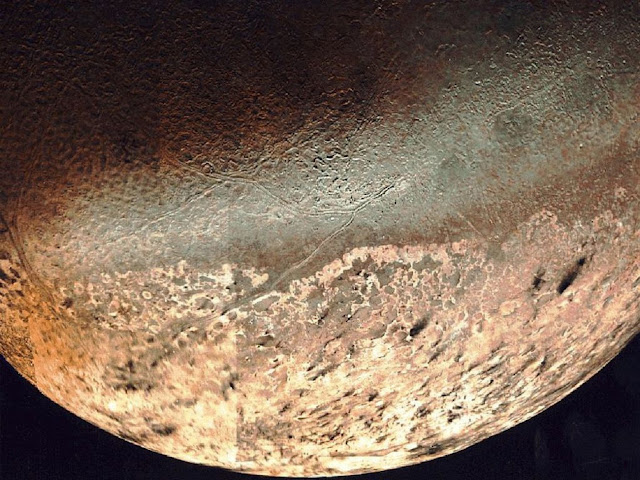Моря жидких газов некогда плескались, омывая скалистые берега из водяного льда, на Тритоне — спутнике планеты Нептун