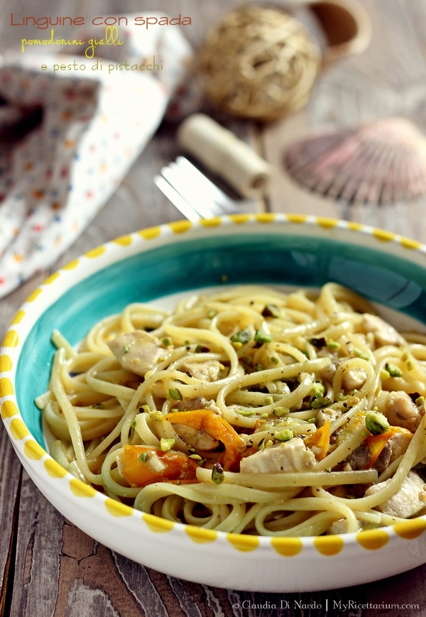 Linguine con spada, pomodorini gialli e pesto di pistacchi