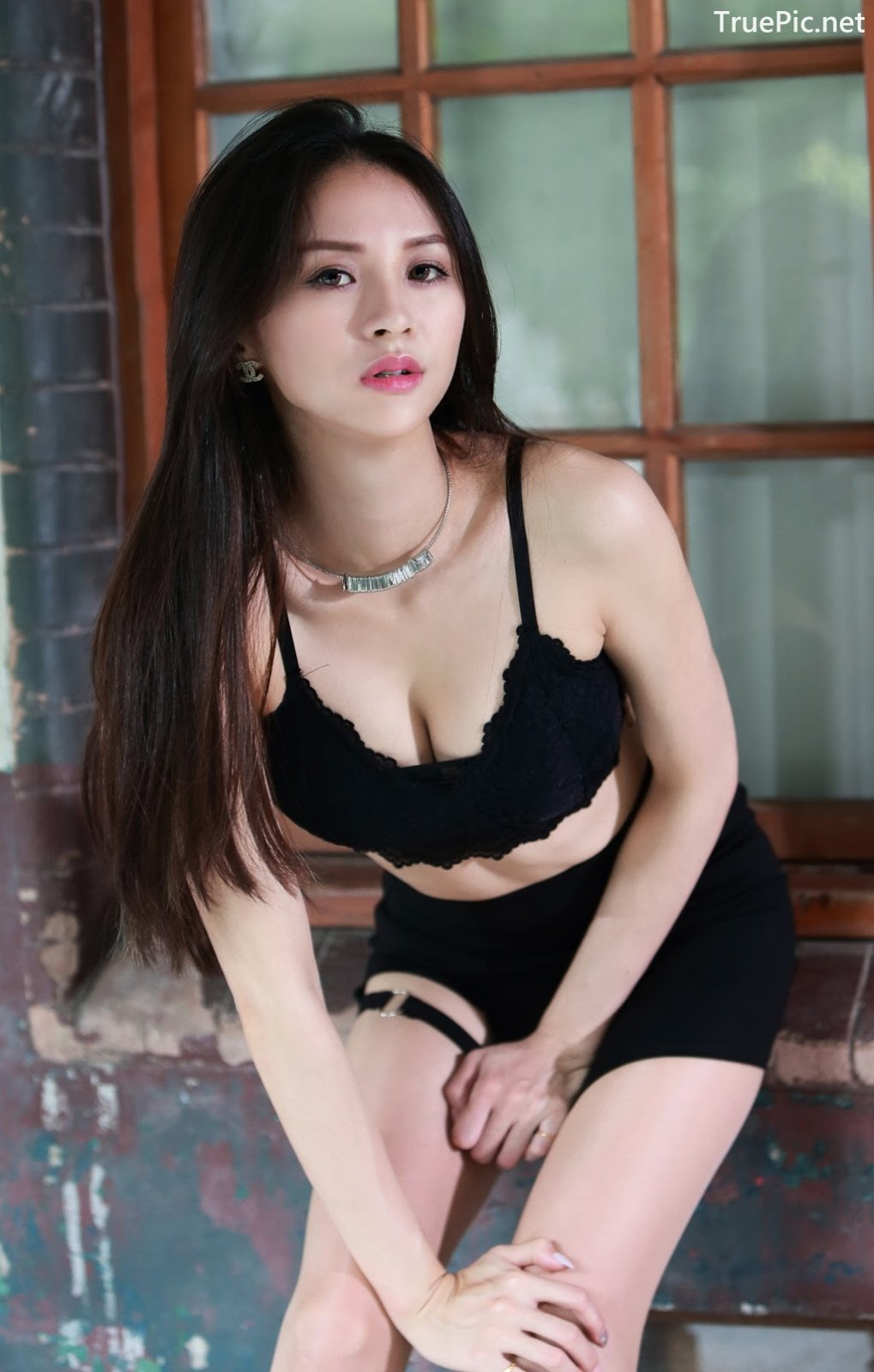 Image-Taiwanese-Beautiful-Long-Legs-Girl-雪岑Lola-Black-Sexy-Short-Pants-and-Crop-Top-Outfit-TruePic.net- Picture-32
