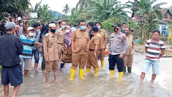 Rusma Yul Anwar ketika meninjau bencana banjir