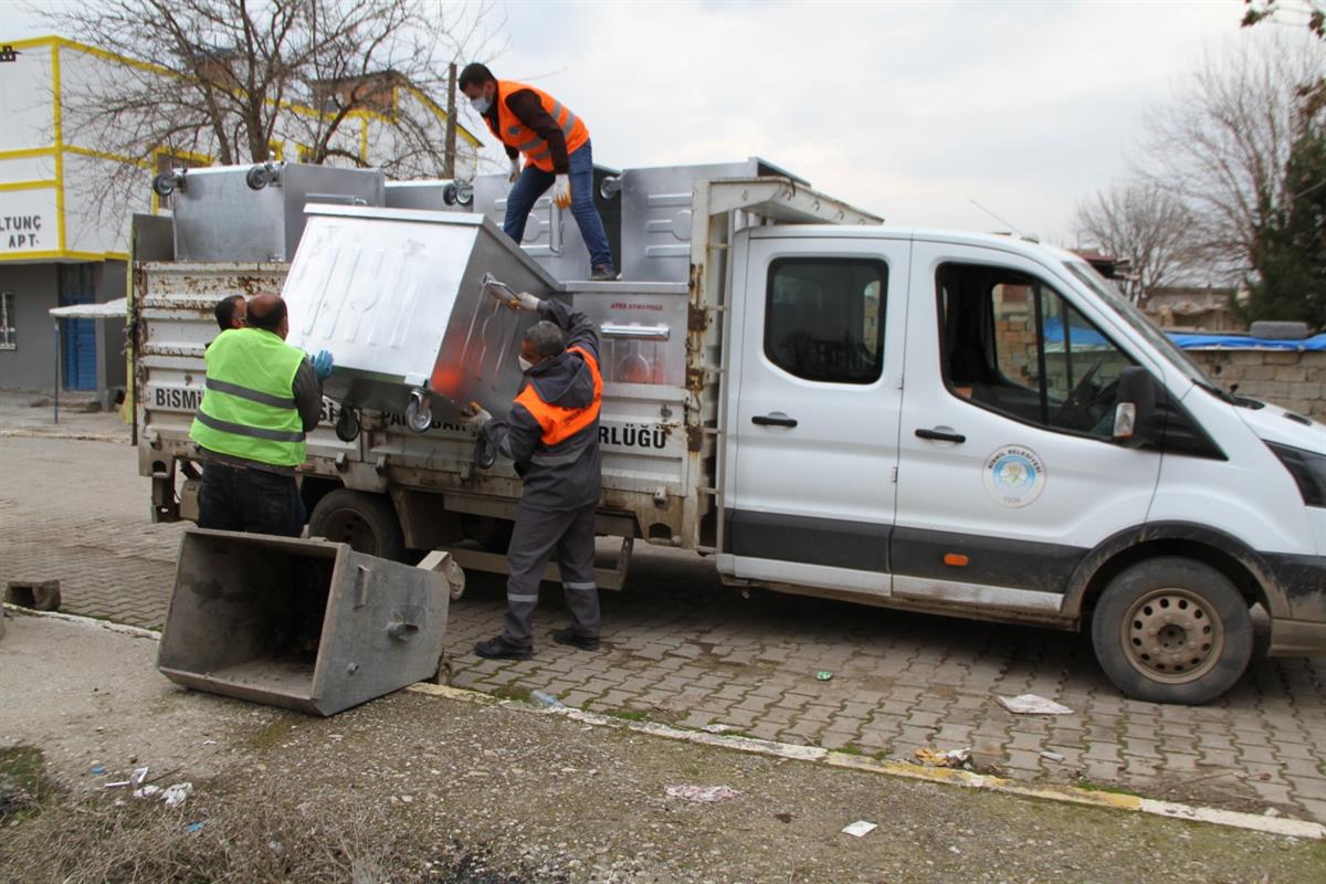 Bismil Belediyesinin çöp konteyner dağıtımı sürüyor