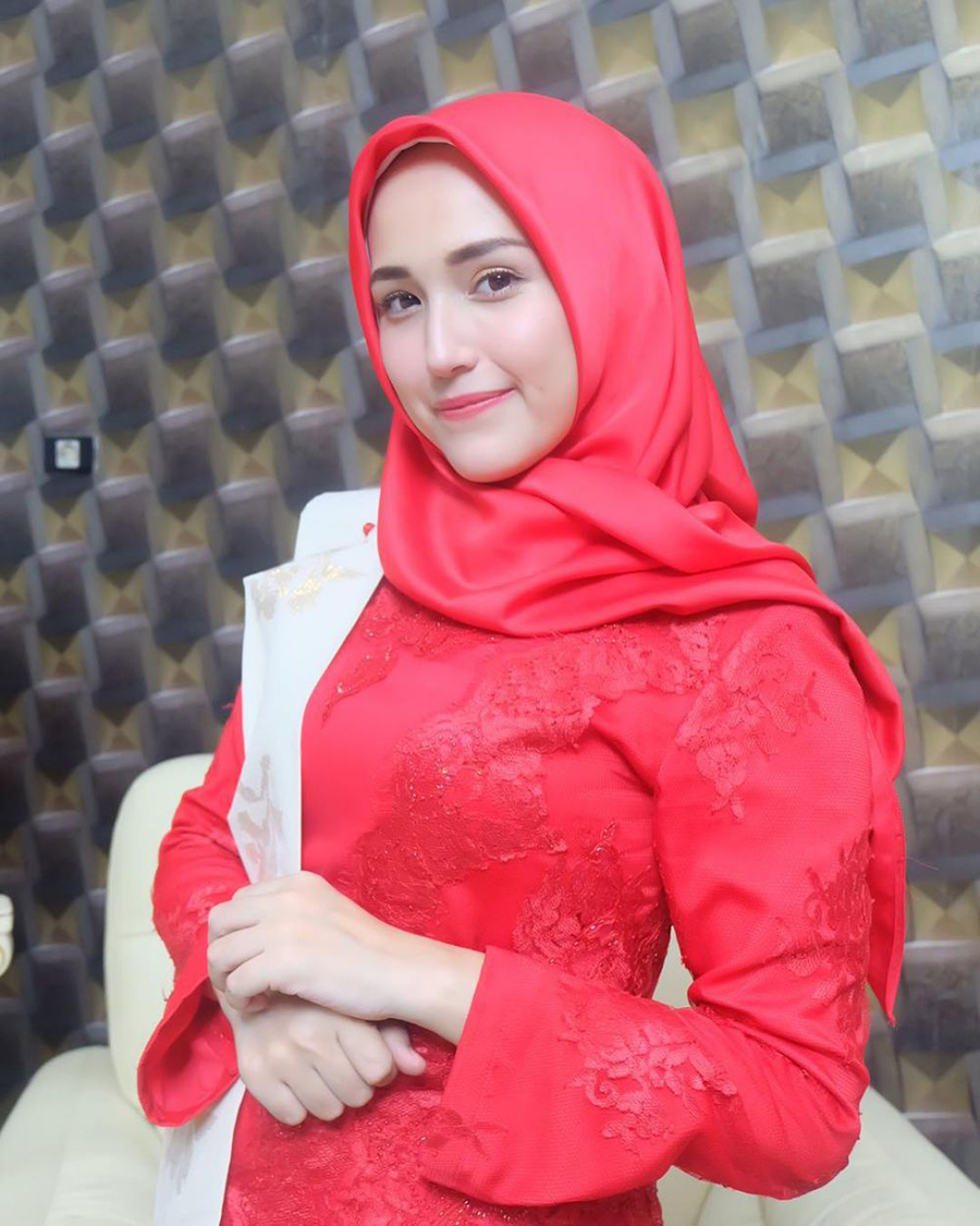 Adelia Wilhelmina cewek jilbab manis dan imut