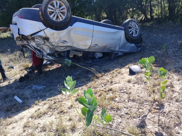 Motorista sai ileso após carro capotar entre as cidades de Malhada de Pedras e Guajeru na madrugada desta segunda-feira (23) Motorista sai ileso após carro capotar entre as cidades de Malhada de Pedras e Guajeru na madrugada desta segunda-feira (23)