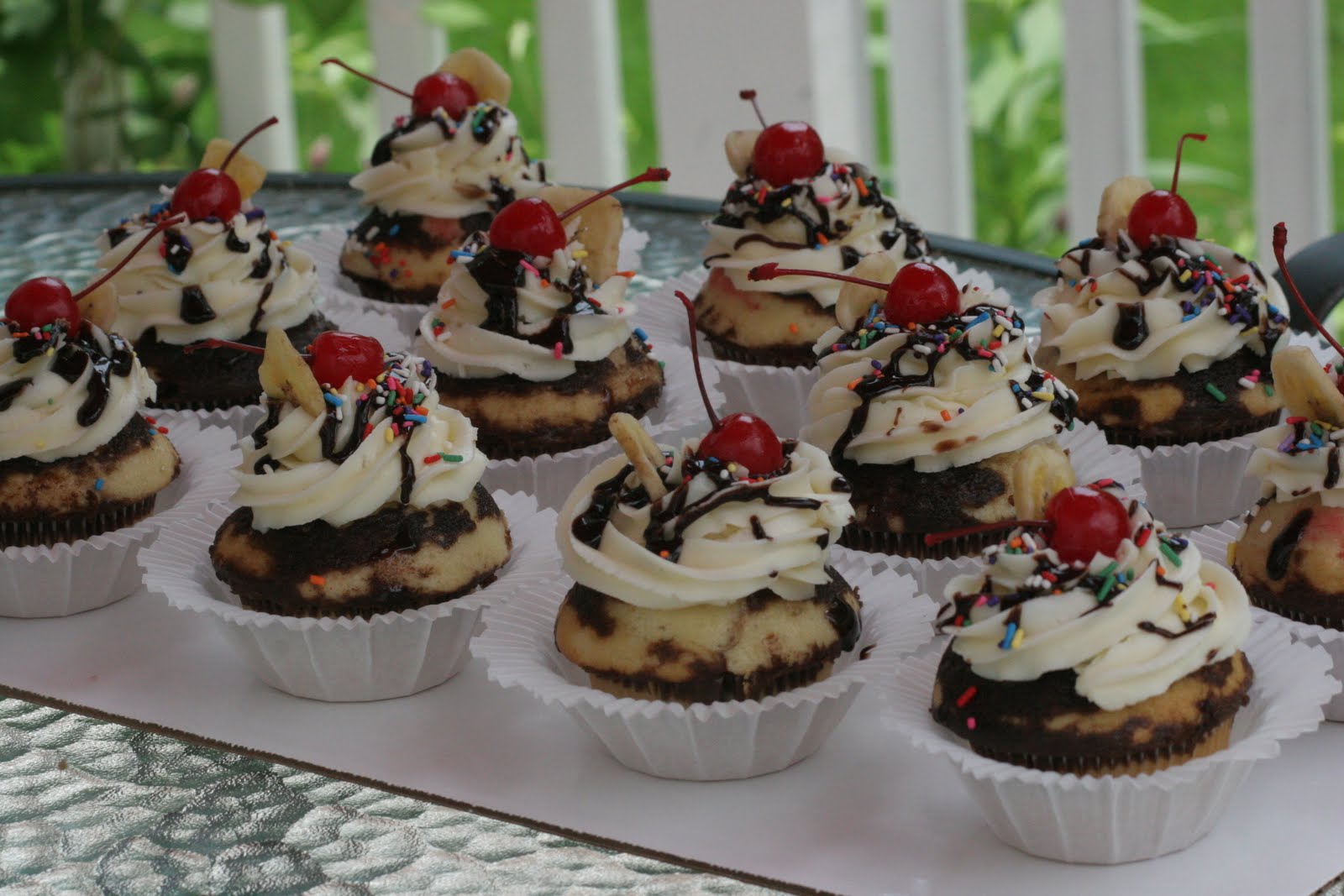 Punkie Pie's Place ...: Ice Cream Sundae {Cupcakes}