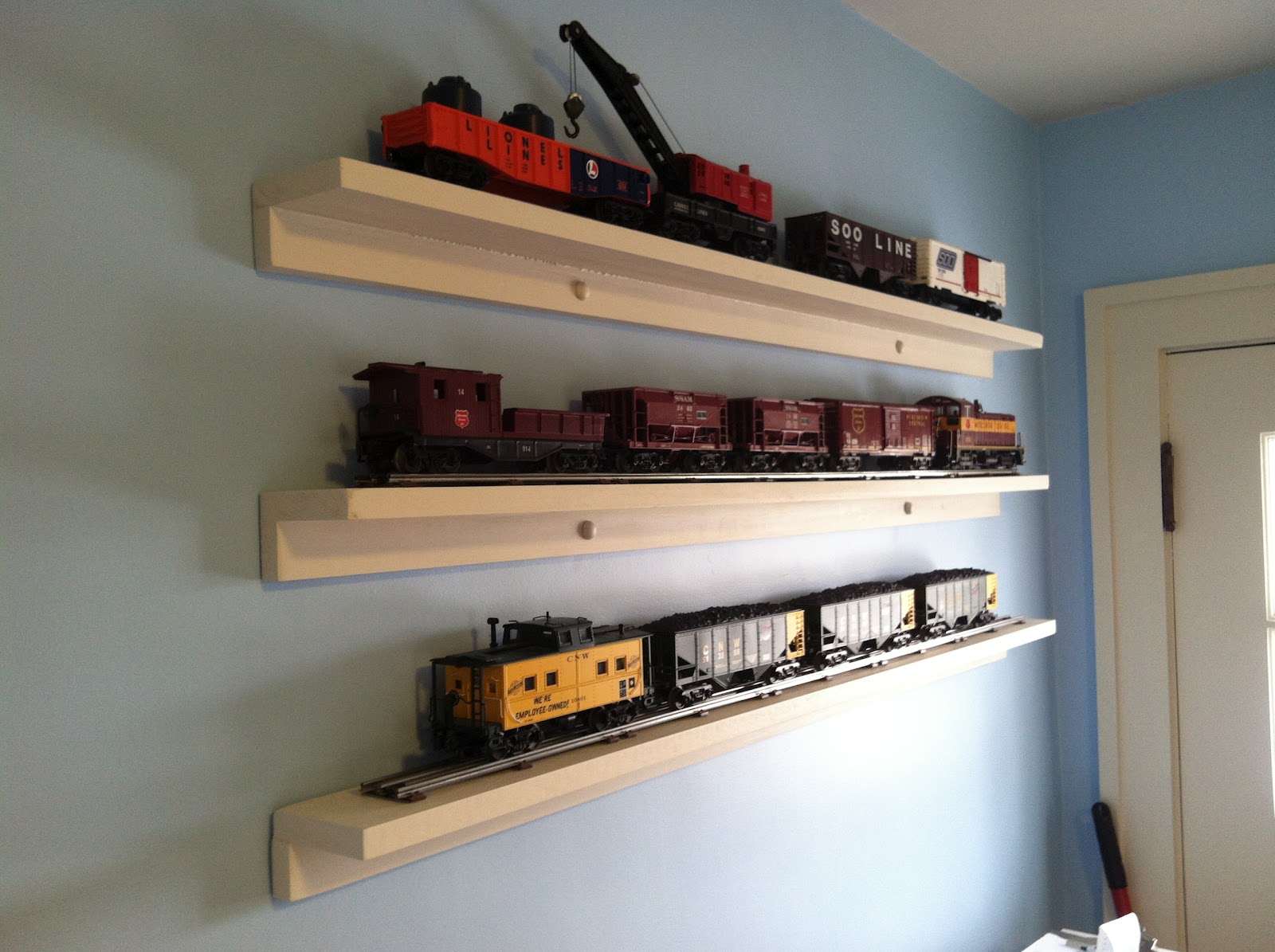 Inin Train O gauge train display shelves